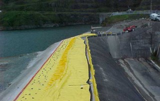 protection anti inondation de 2 mètres de haut au sommet d'un barrage au panama