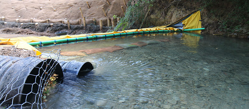 Entwässerung des Flusses CARAMY durch flexiblen Water-Gate © -Damm. The Foresters Company