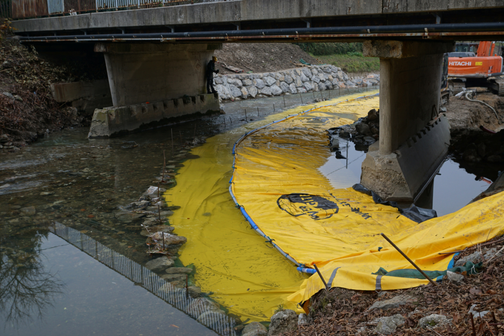 Batardeau Water-Gate en courant parallèle au Mali Graben contournant une pile de pont à Ljubljana