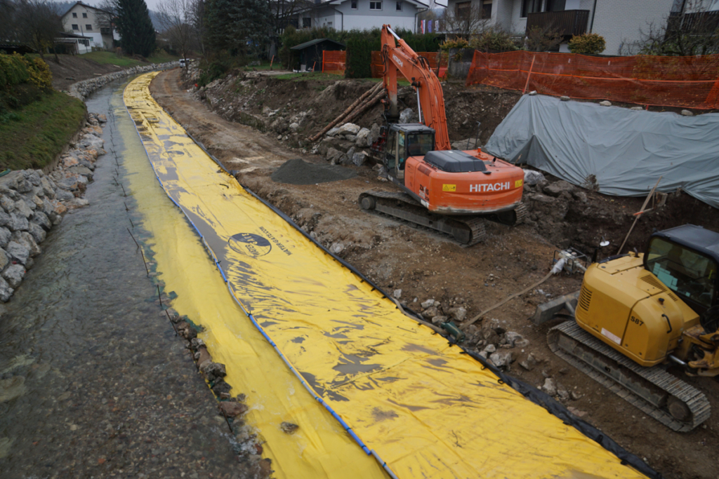 Zone de chantier protégée par batardeau Water-Gate au Mali Graben à Ljubljana contre crue et érosion