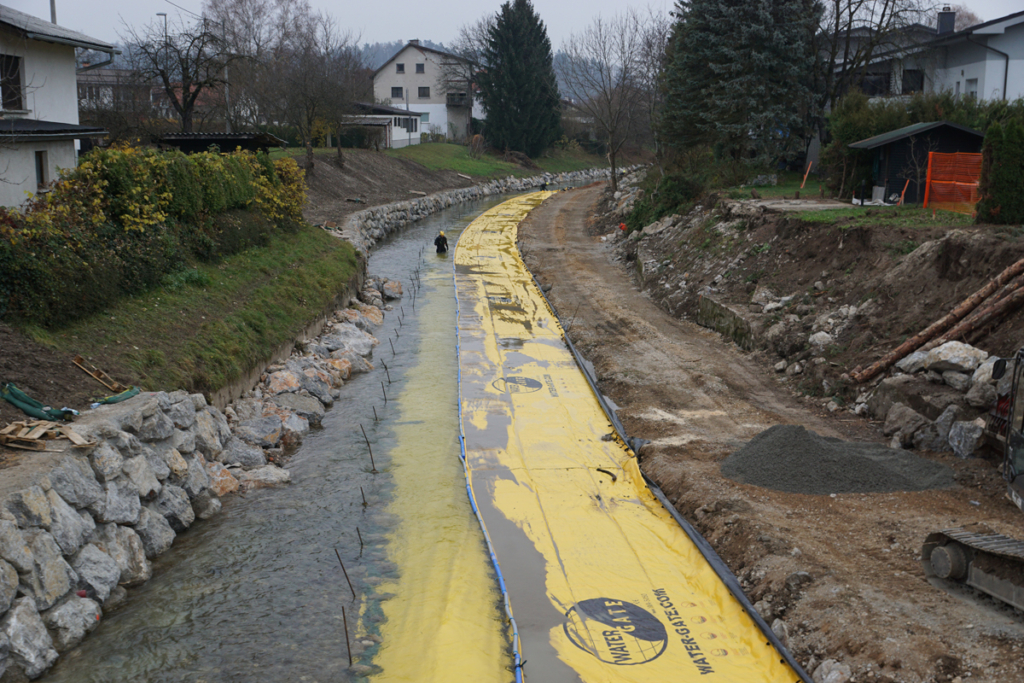 Batardeau Water-Gate en section étroite du Mali Graben avec courant accéléré et blocage par enrochements